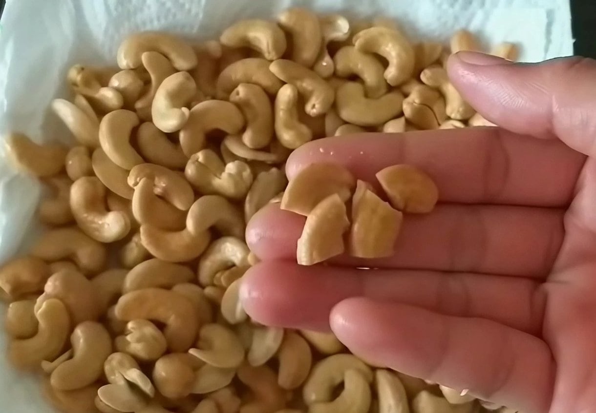 hasil menggoreng kacang mete garing luar dalam